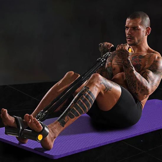 homme travail ses abdos avec l'elastique musculation