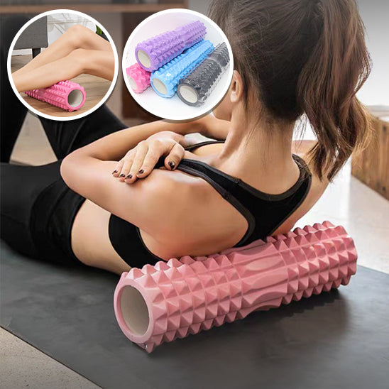 femme fait le massage avec le rouleau massage