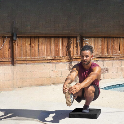 tapis yoga un homme en un genou plié et l'autre pied tendue en avant 
