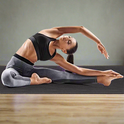 tapis yoga  une femme   pratique la posture de la tête au genou en torsion 